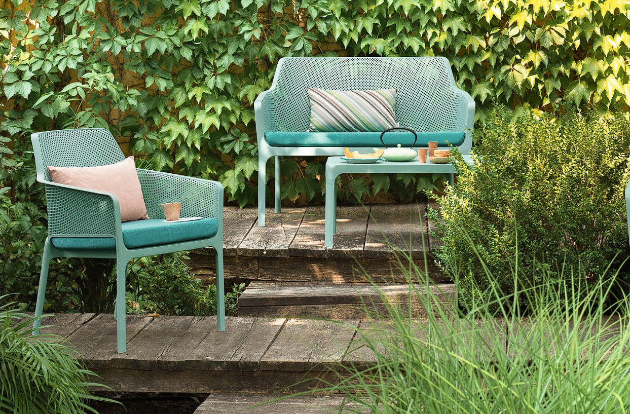 Zdjęcie przedstawia krzesła Nardi w ogrodzie.